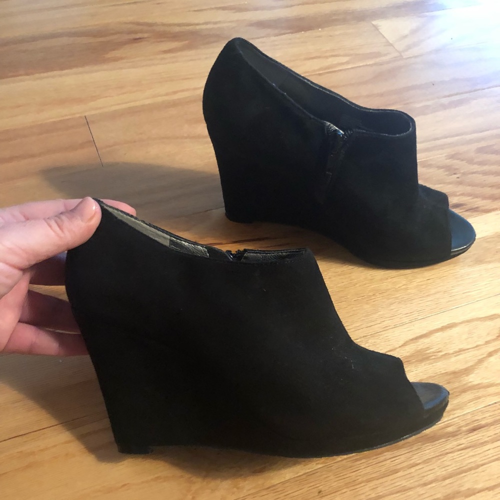 Banana Republic black wedge shoe